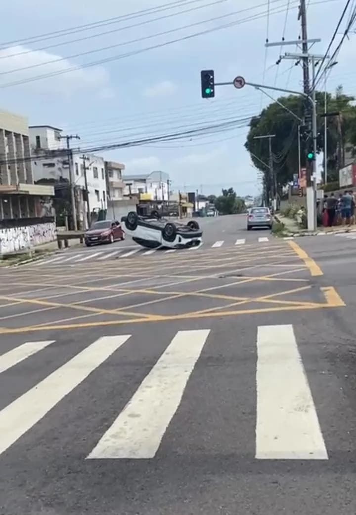 Vídeo flagra momento exato de capotamento na Cachoeirinha