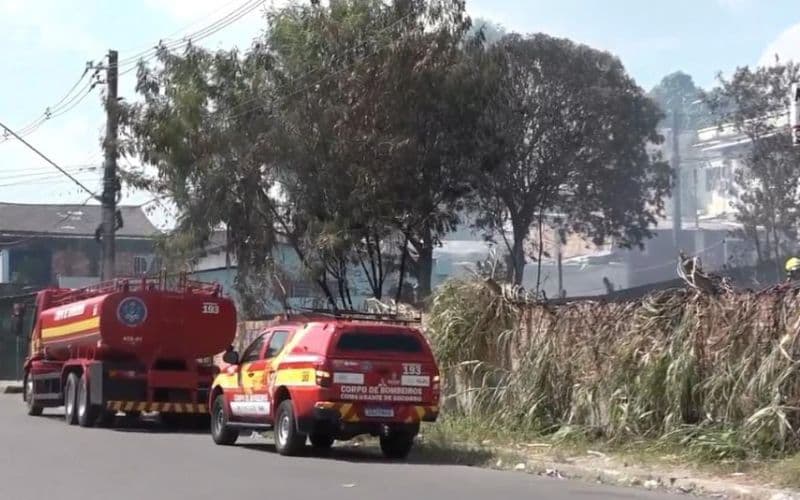 VÍDEO: Incêndio atinge área de mata próximo a colégio militar em Petropólis