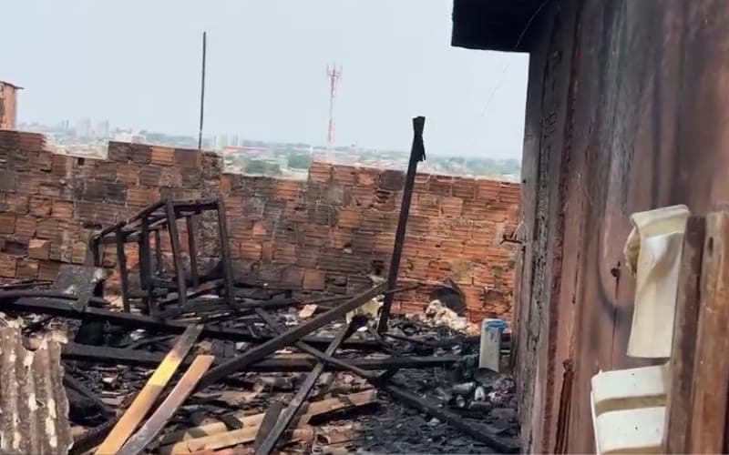 VÍDEO: Casa de madeira é consumida por incêndio no bairro Alvorada