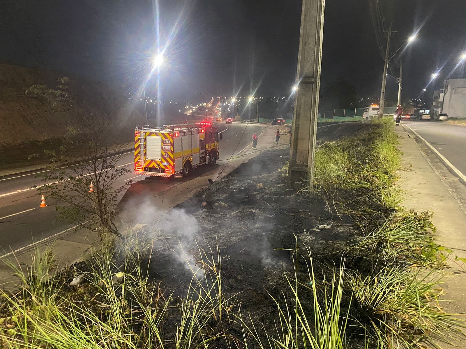 Incêndio atinge área de vegetação na Avenida das Flores