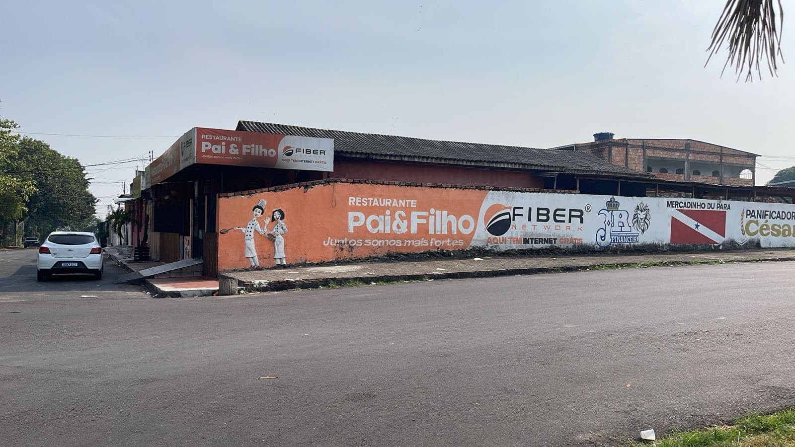 Imagens fortes: pai e filho são assassinados a tiros no bairro Cidade Nova