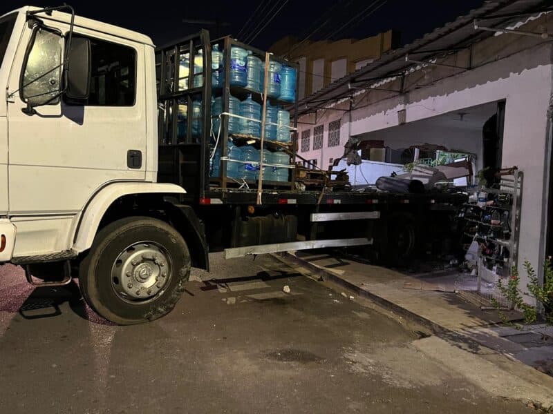 VÍDEO: Motorista de carreta perde o controle de veículo e atinge casa no Coroado