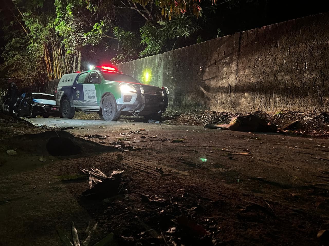 VÍDEO: Com mãos amarradas e tiros na cabeça, homem é achado morto em rua de Manaus