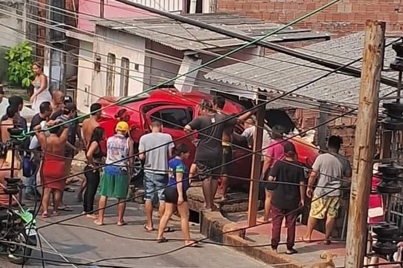Carro desgovernado atinge casa no bairro São Jorge, na zona Oeste de Manaus
