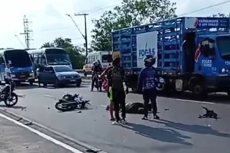 IMAGENS FORTES: Motociclista morre esmagado por carreta na zona Sul de Manaus
