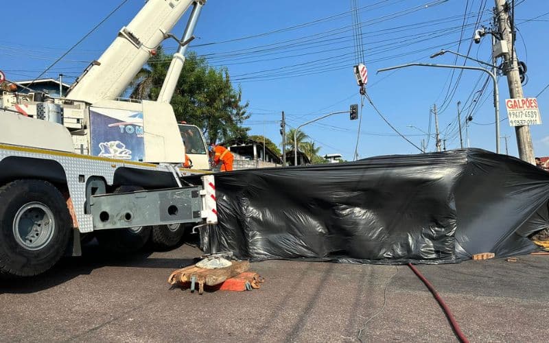 Motorista de carro esmagado por carreta é tirado sem vida das ferragens