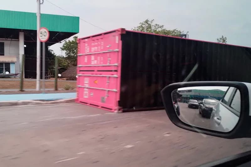 Em Manaus, contêiner tomba na Bola da Suframa e provoca congestionamento