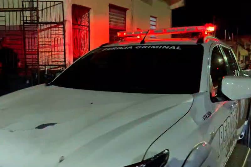 Homem é morto a tiros após criminosos invadirem vila de quitinetes em Manaus