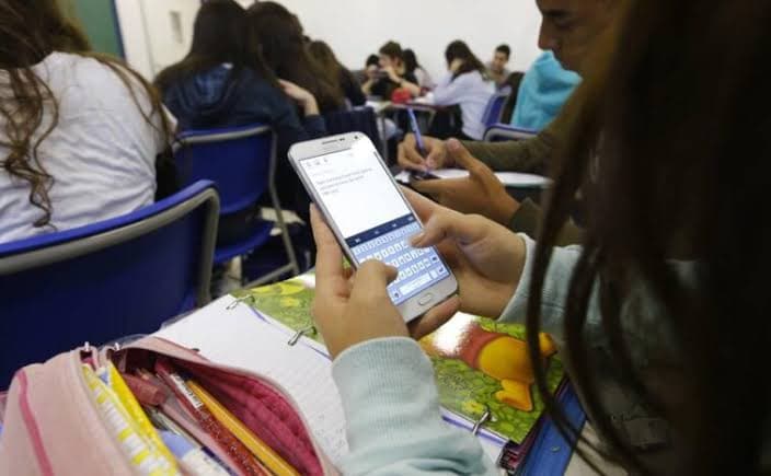 Sem celular na sala de aula? Governo pode vetar uso em escolas públicas e privadas, entenda
