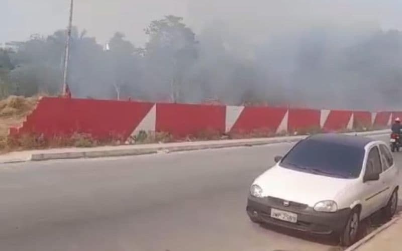 VÍDEO: Moradores se desesperam com incêndio em área de mata no Santa Etelvina