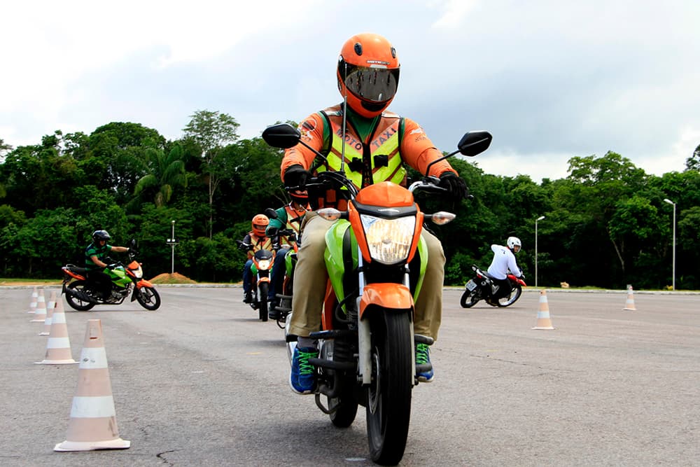 PLs para novas regulamentações de serviços de mototáxi e táxi são aprovados pela CMM
