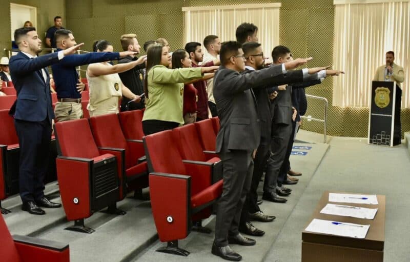 Delegados, escrivães e investigadores: polícia empossa 19 aprovados em concurso no Amazonas