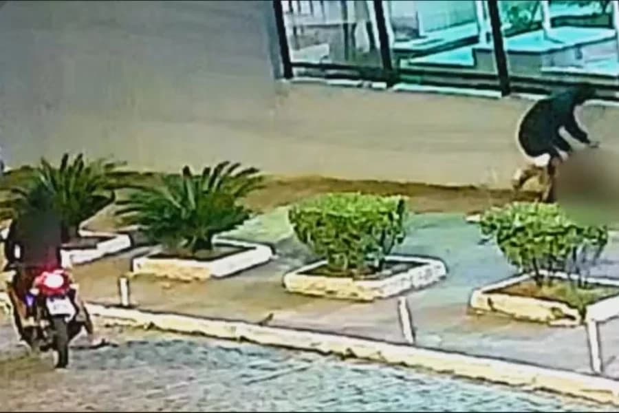 VÍDEO: No RJ, jovem implora para ladrão não levar seu celular: “meu pai tá pagando”