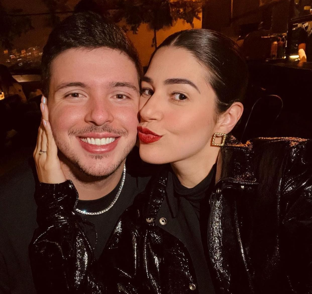 Vivian Amorim anuncia fim do relacionamento com Leo Hirshman