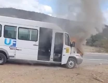 VÍDEO: Van da Universidade Federal do Rio Grande do Norte pega fogo na BR-427