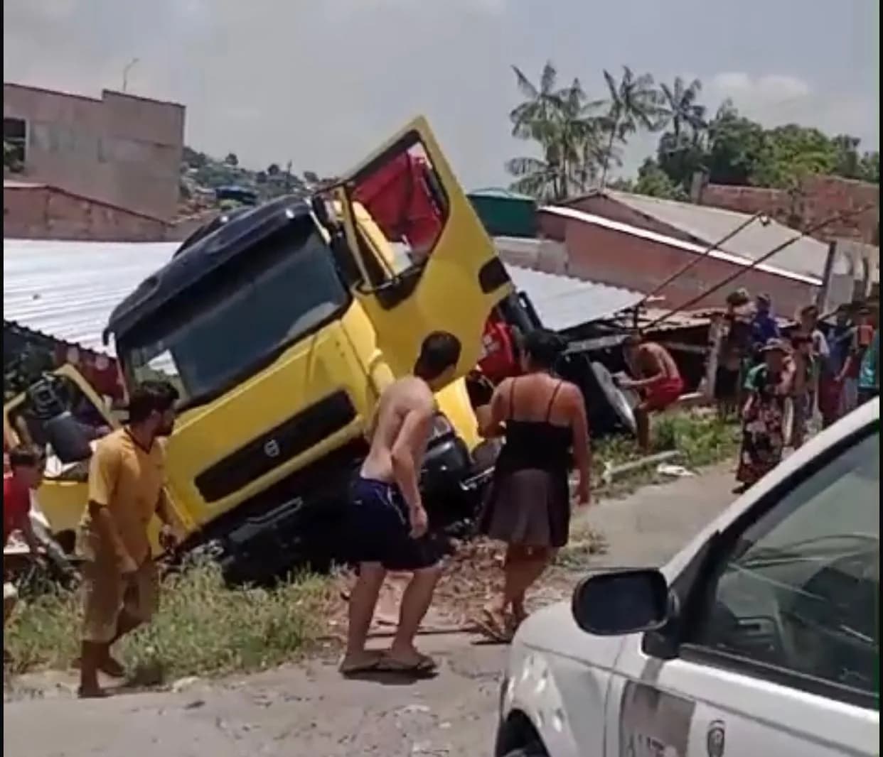 VÍDEO: mulher morre esmagada por caminhão desgovernado em Manaus