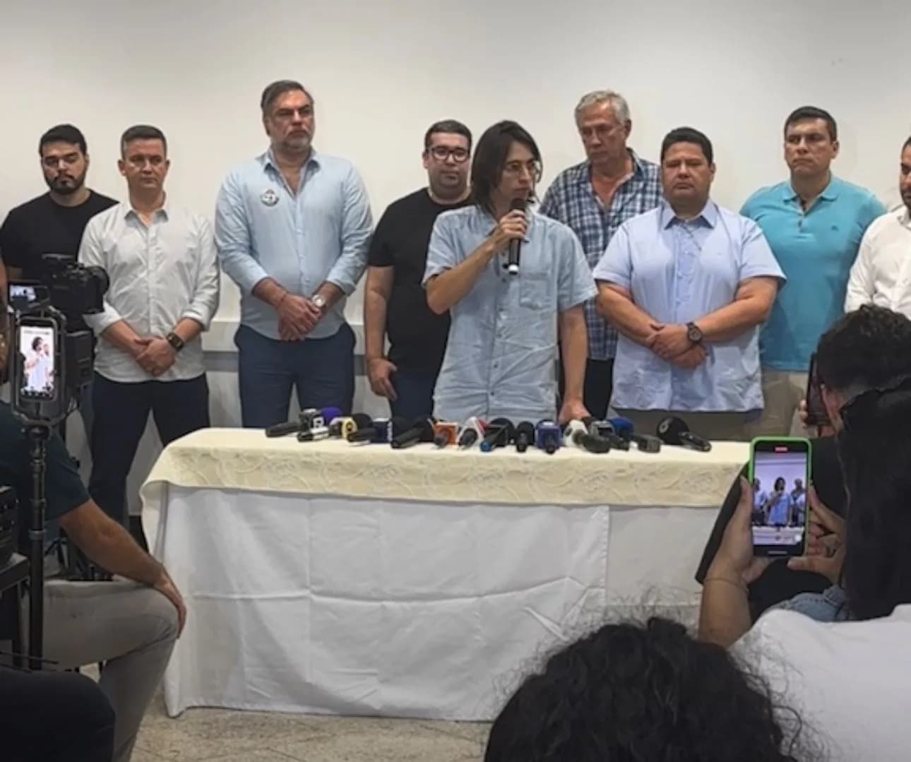 Amom declara apoio a Alberto Neto no 2° turno: “Alberto é uma dúvida, David é uma certeza de que dará errado”