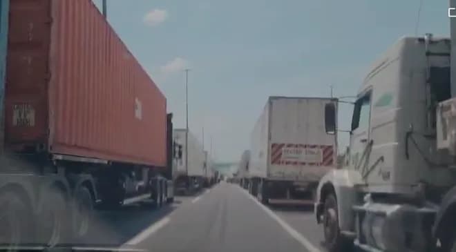 Filas quilométricas de carretas são registradas no Porto da Ceasa