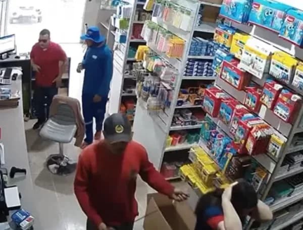 VÍDEO: bandidos rendem funcionários e levam R$ 200 mil em produtos de loja no DF