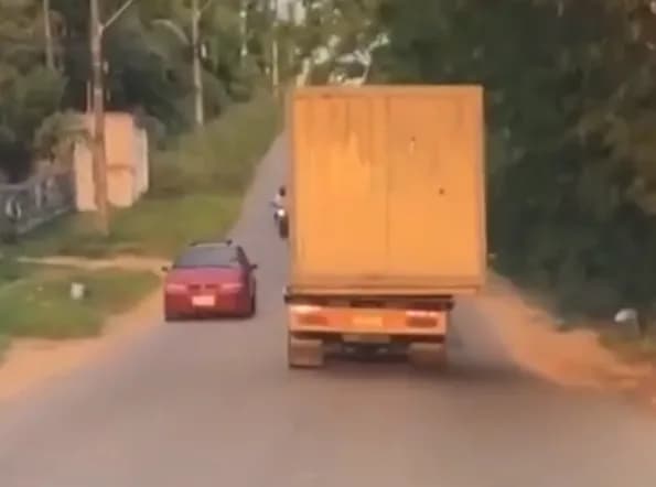 Vídeo mostra carreta com contêiner prestes a tombar no meio da rua em Manaus