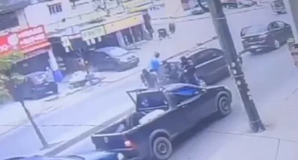 Assista o momento em que motorista é encurralado por criminosos e morto a tiros de fuzil, no RJ