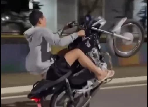 VÍDEO: Jovem cai de cabeça no chão após dar ‘grau’ em moto, em Manaus