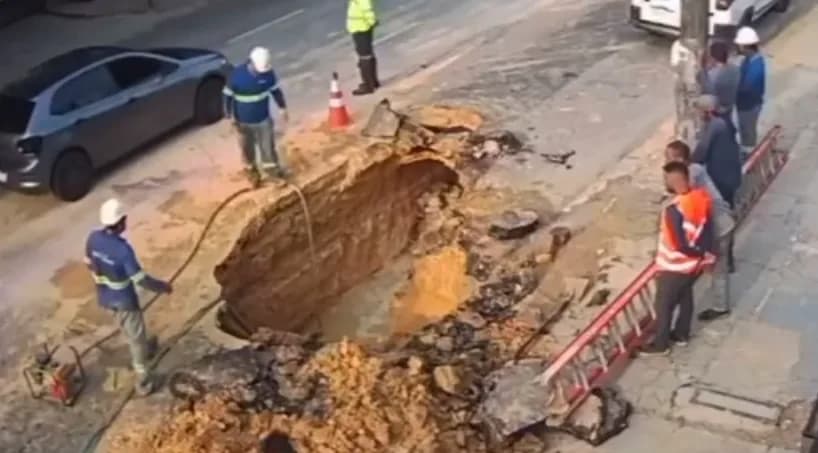 VÍDEO: Cratera se abre após vazamento de água em tubulação, em Manaus