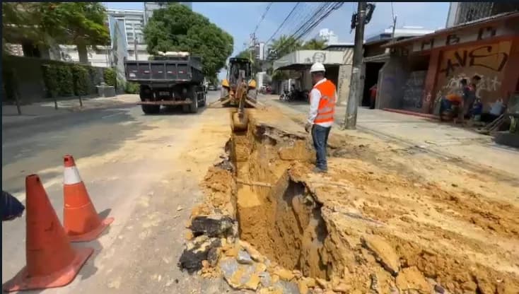 Bairros ficam sem água após vazamento em tubulação na Rua Salvador, em Manaus