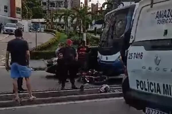 VÍDEO: Motociclista quase é esmagado por ônibus em acidente grave na Torquato Tapajós, em Manaus