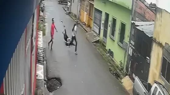 Vídeo mostra assaltantes aterrorizando moradores do Lírio do Vale, em Manaus