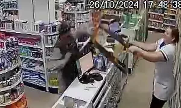 VÍDEO: Funcionária dá cadeiradas em ladrão que tenta assaltar farmácia, no DF