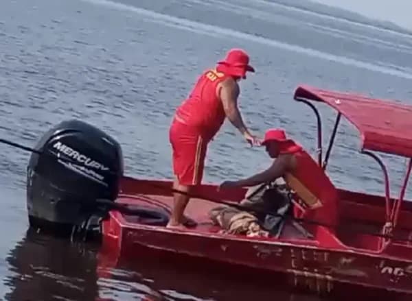 VÍDEO: Corpo é encontrado boiando na orla do São Raimundo, em Manaus