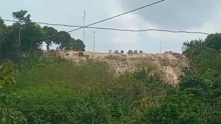 VÍDEO: moradores denunciam descarte de entulho e ameaça de desmoronamento de barranco no bairro Cidade de Deus