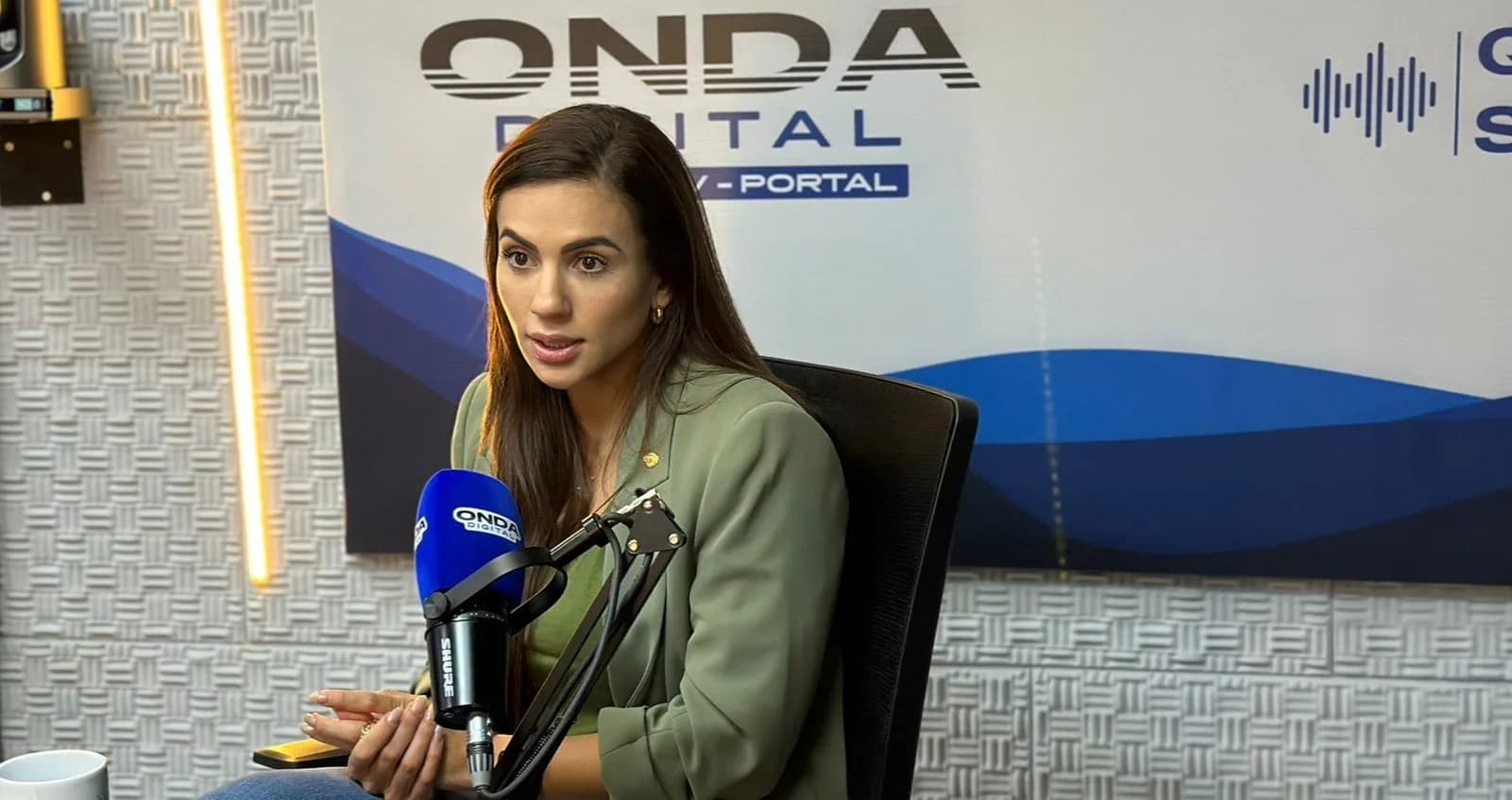 Débora Menezes releva memes de aproximação “forçada” com Bolsonaro: “A internet dá margem pra tudo”