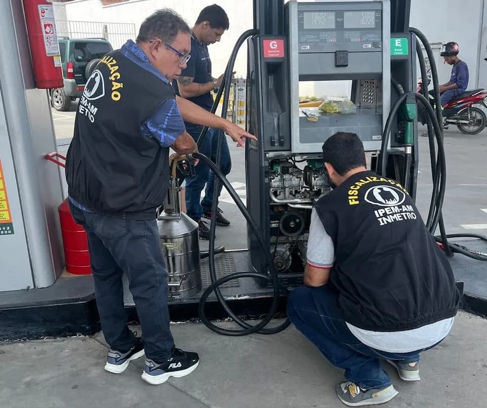 Bicos de bomba de postos de combustível são interditados em Manaus