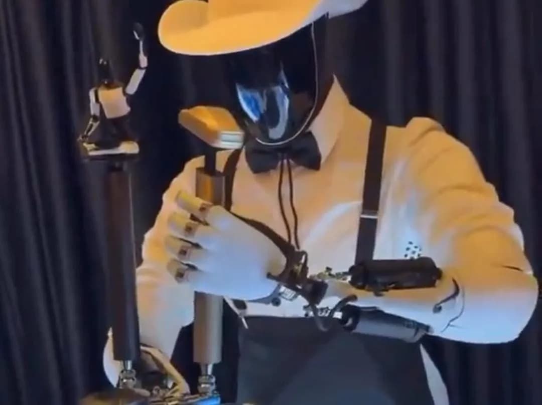 VÍDEO: Robô Optimus impressiona ao servir bebidas em evento “We, Robot”