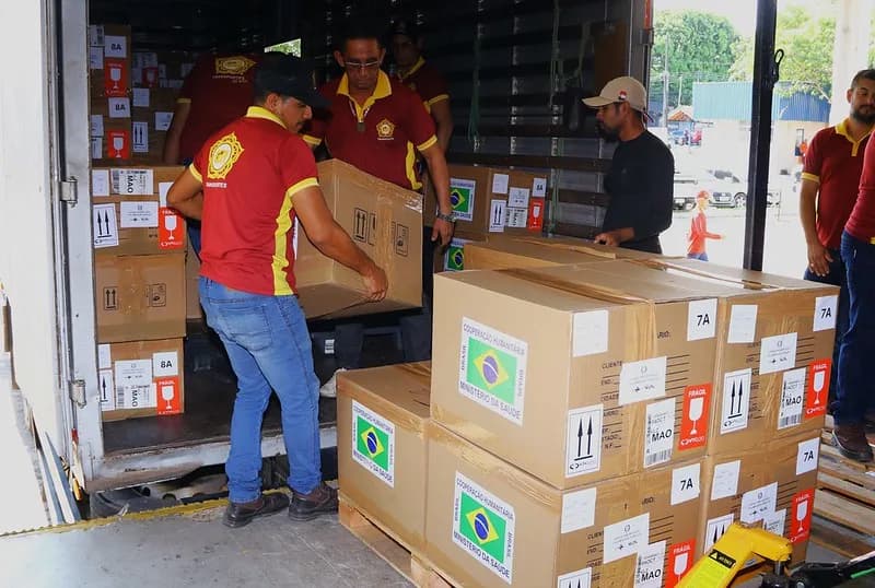 Usinas e cilindros de oxigênio são enviados para hospitais do Amazonas