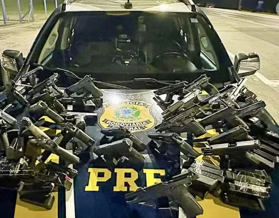 VÍDEO: Casal é preso após transportar 28 pistolas escondidas em carro alugado no Paraná