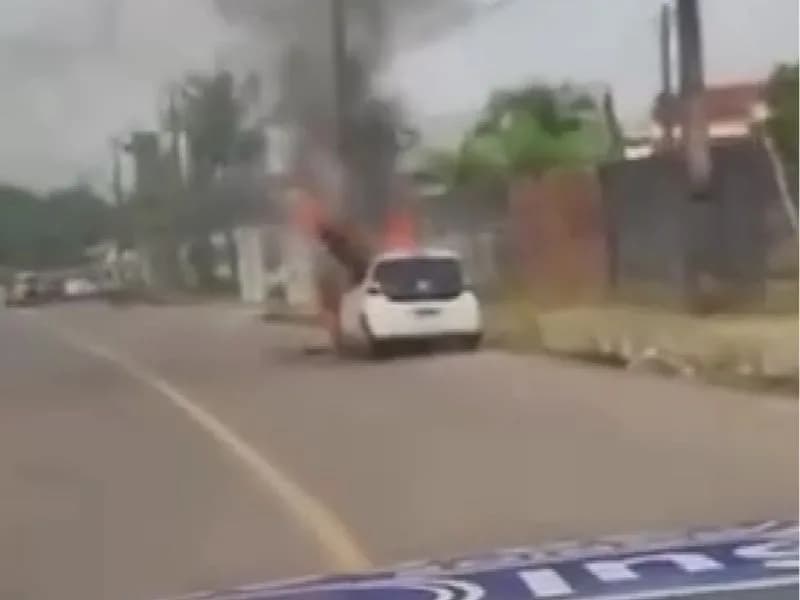 VÍDEO: Carro pega fogo no meio da rua no Planalto