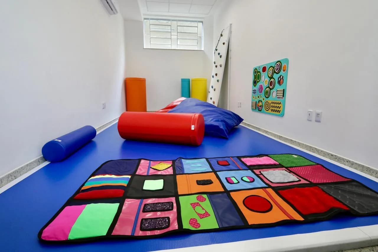 Implementação de espaços neurossensoriais para crianças com TEA vira proposta na CMM