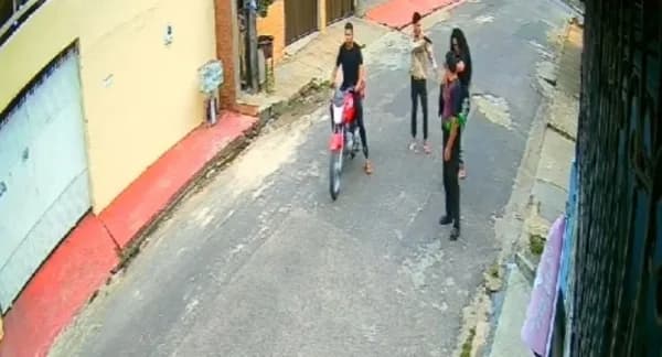 VÍDEO: Casal fica na mira de bandidos durante assalto no Jorge Texeira
