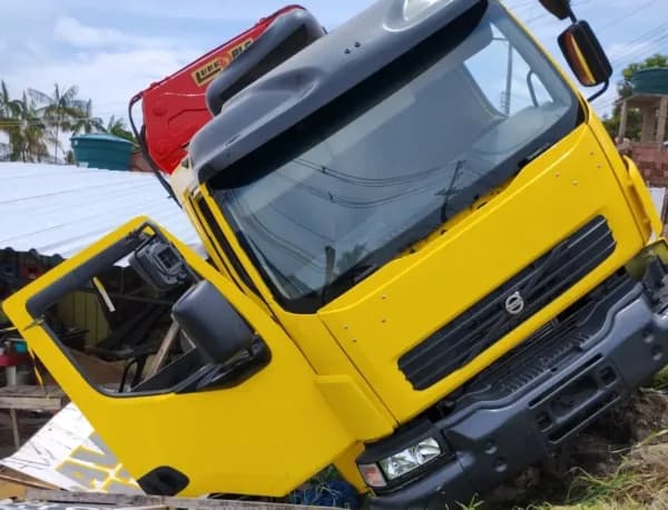 Caminhão que matou mulher esmagada no Santa Inês permanece no local após 3 dias do acidente