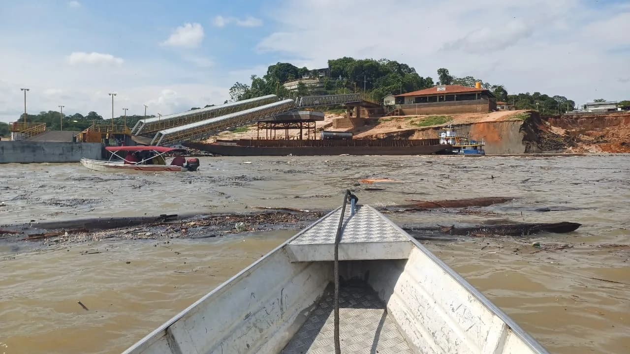 VÍDEO: Marinha encontra corpo em área de porto de Manacapuru que sofreu deslizamento