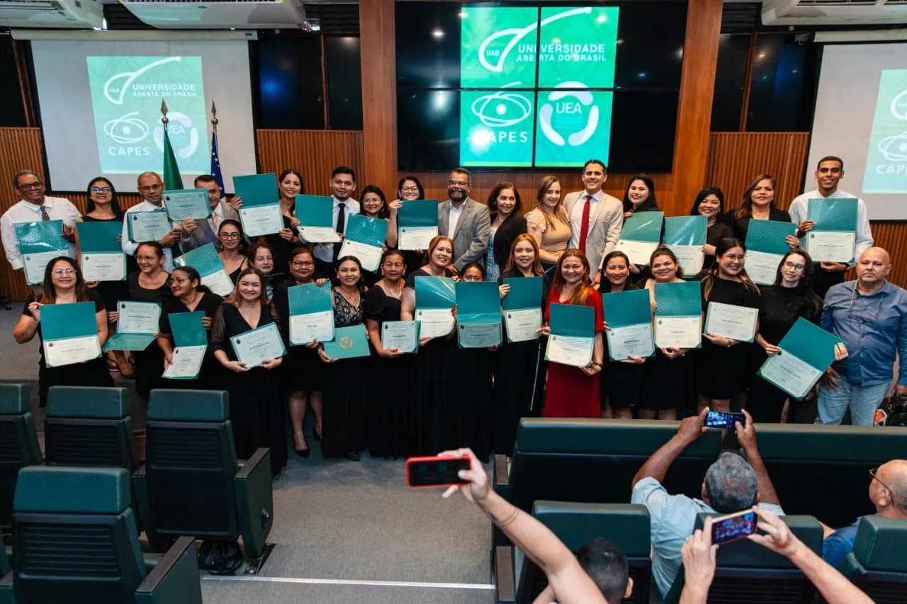Produção e Gestão de Mídias Digitais Educacionais: UEA entrega certificados da 1ª turma de pós-graduação