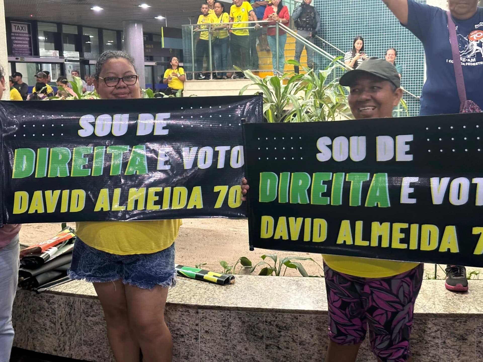 Apoiadores de David Almeida causam tumulto em chegada de Bolsonaro em Manaus: “Sou de direita e voto 70”