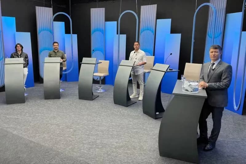 Em último debate antes do 1º turno, faltosos David Almeida e Roberto Cidade se tornam novamente alvos de críticas