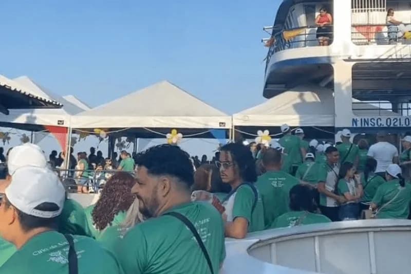 Devotos são proibidos de embarcar para acompanhar Círio Fluvial, em Belém, e denunciam superlotação