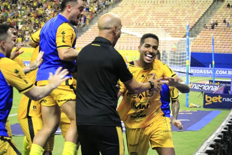 Briga pelo G-4: Miranda, ex-Vasco, se emociona gol da vitória do Amazonas pela Série B