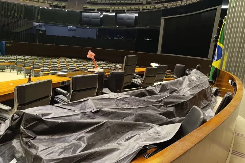 VÍDEO: Chuva invade plenário da Câmara dos Deputados por vazamento no teto