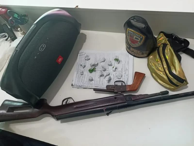 Após buscas por receptador, polícia apreende armas de fogo e drogas em Manicoré